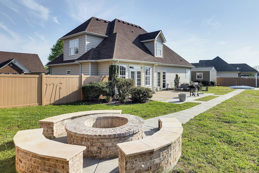 Island Vibes: Home w/ Fire Pit in Murfreesboro!