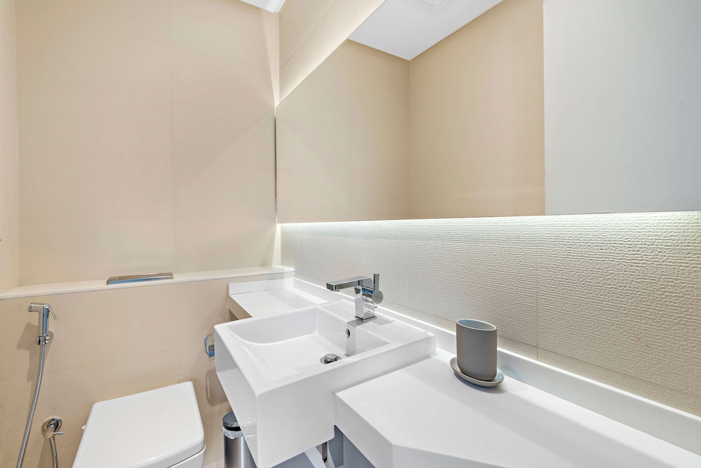 Silkhaus Chic in West Avenue Pool Gym Access