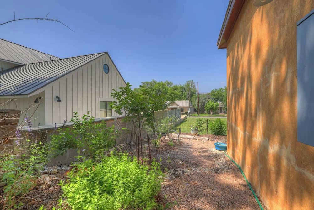Rojo-charming Unit Walking Distance to Main St!