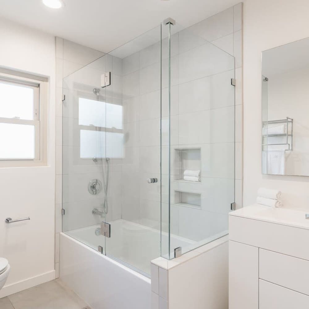 Spacious and Bright 5-bedroom Oasis Pool and Yard