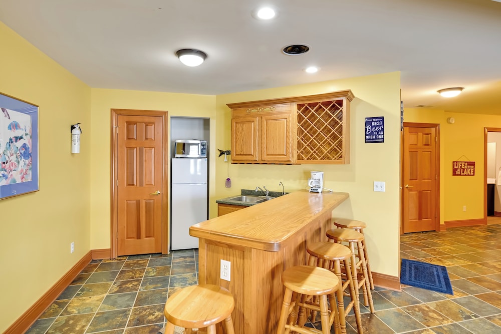 Hot Tub & Dock: Waterfront Lake Hamilton Home