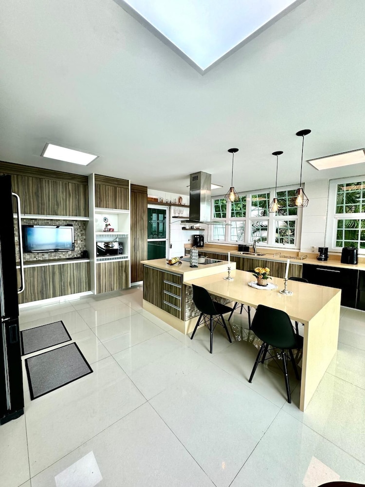 Leonardi's Sunset House