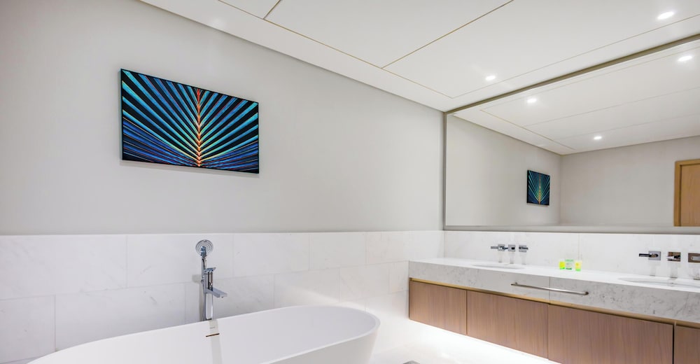 LUX Iconic Views at Palm Tower Suite 6