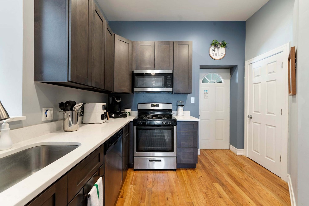 Cozy 2 Bed Home by West Loop With Parking Laundry