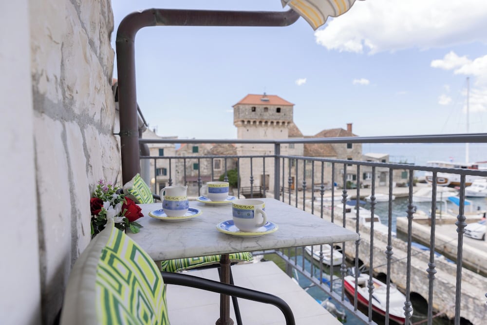 A Apartment Near Beach With two Balconies