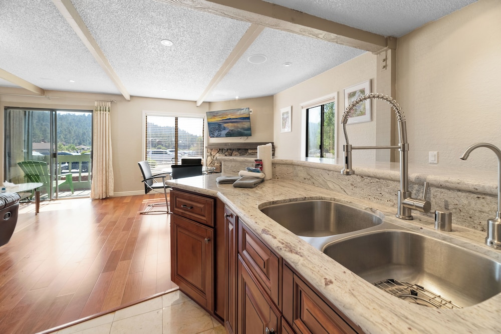 Lakeview Condo