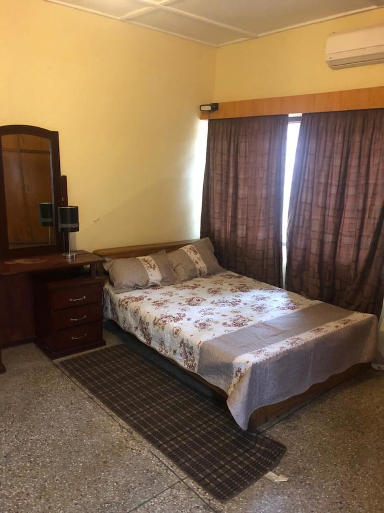 3 Bed House Sleeps 6 - Parking, Wifi, Generator view 5