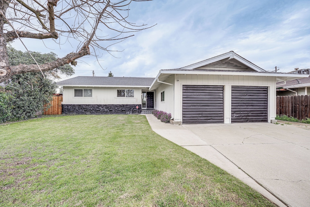 4 Mi to San Joaquin River: Remodeled Home w/ Patio