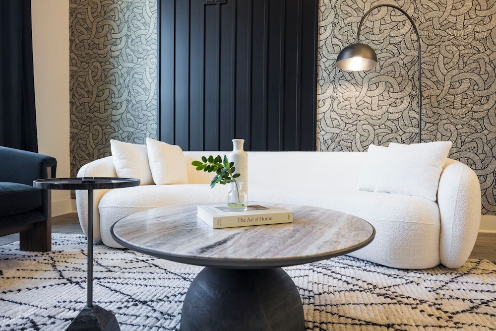 Elevate - Modern Luxury - Stunning City Views