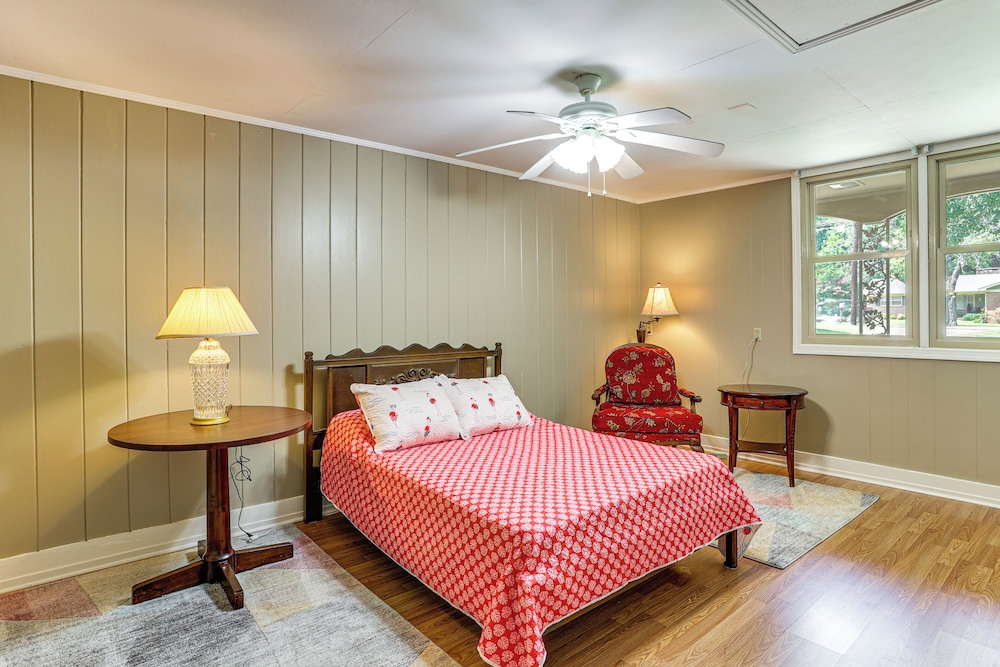 Walk to Dtwn & Freed-hardeman: Home w/ Fenced Yard