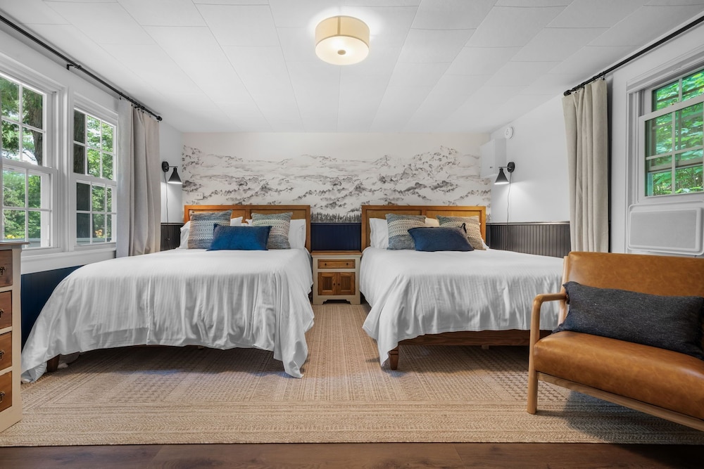 The Aurora Inn & Cottages