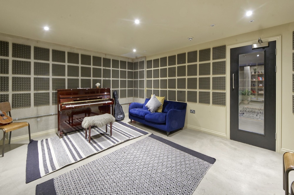 Modern Student Studio in Vibrant Hammersmith