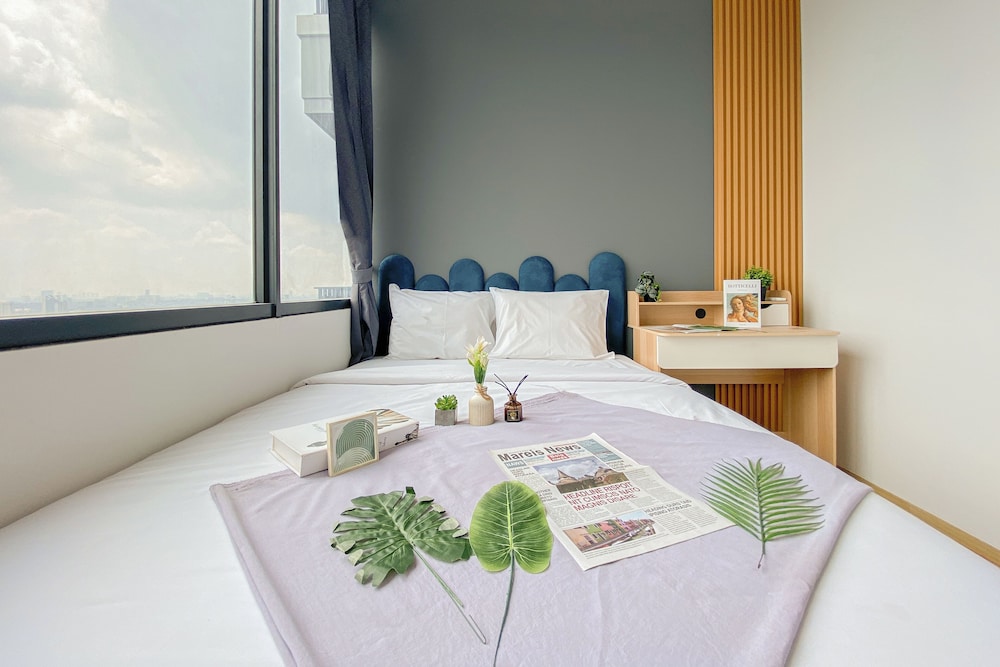 Modern Monochromatic 2Br Near Lrt Station At Apartment Samara Suites