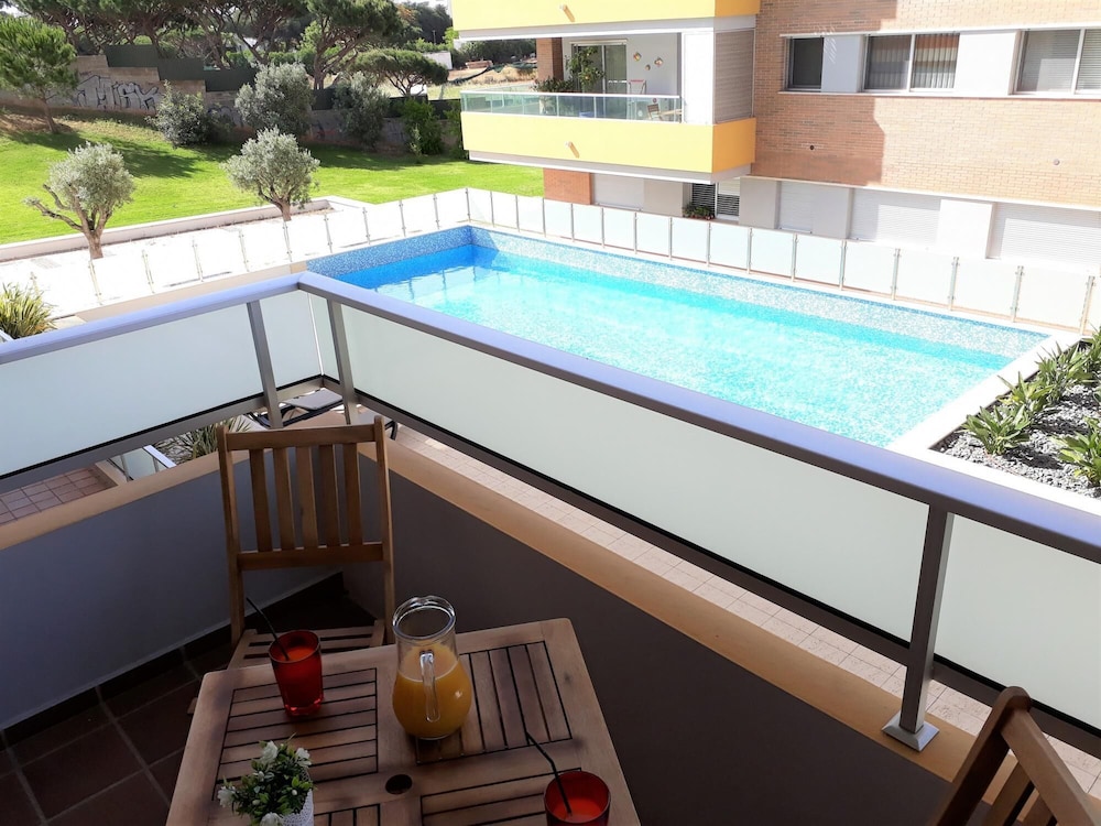 T1 Varandas Forte Piscina Ar Cond Garagem view 4