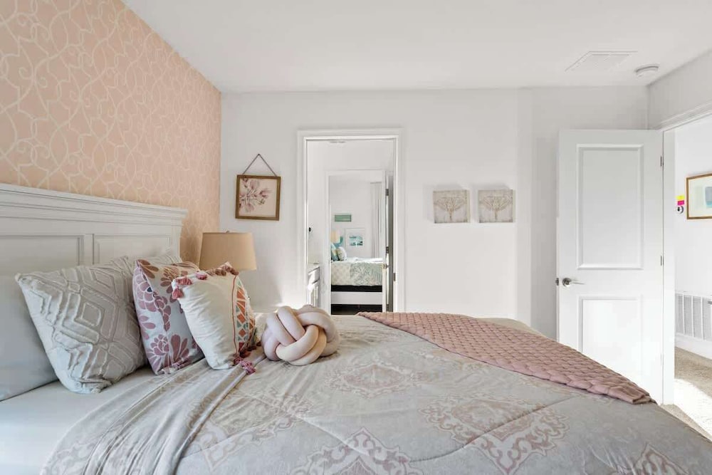 Luxury Decor 6BR at Storey Lake Sleeps 16