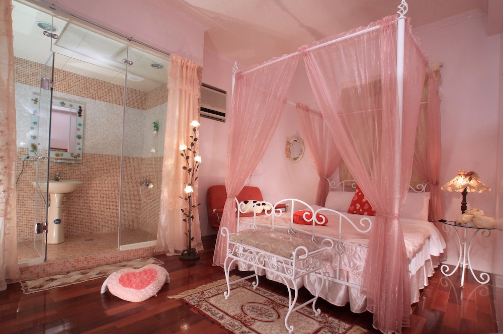 Love in Pearl Hostel