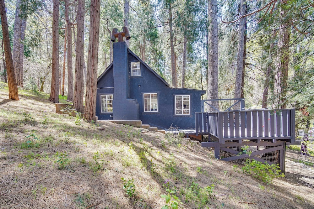 Crestline Vacation Rental, Close to Hiking Trails!