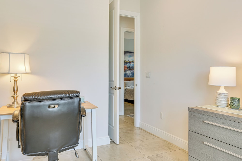 1/2 Mi to Beach: Poolside Oasis on Marco Island!