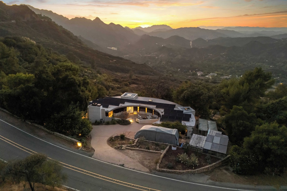 Malibu Hills Home w/ Balcony & Mountain Views Cielo Curve by Avantstay