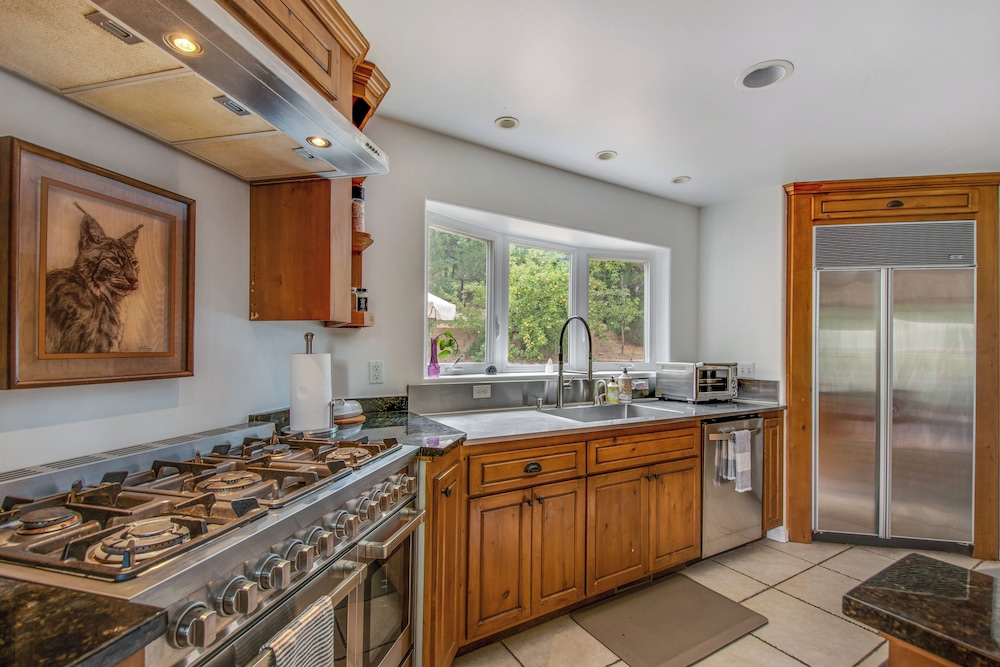 Walk to Lake Arrowhead: Peaceful Mountain Retreat!