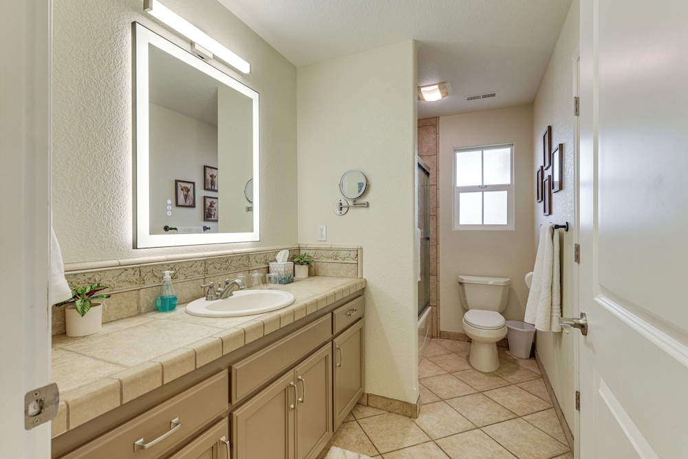 Walk Downtown: Remodeled Home in Murphys w/ Yard!