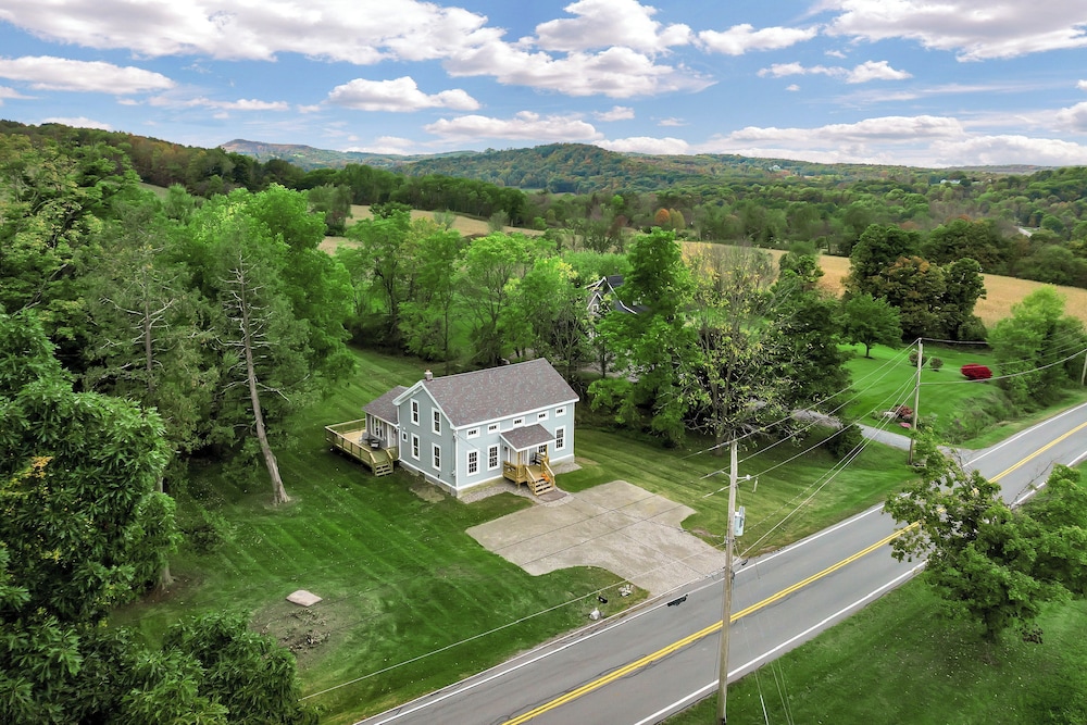 Mountain & Sunset Views: Upstate Family Home
