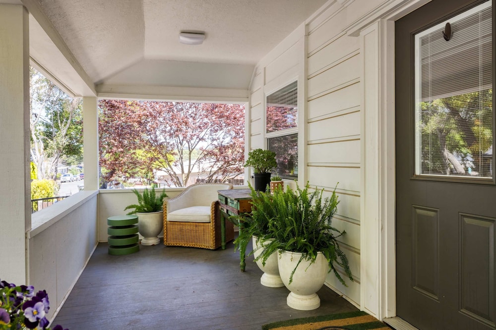 Stylish Central Napa Home With Serene Private Yard