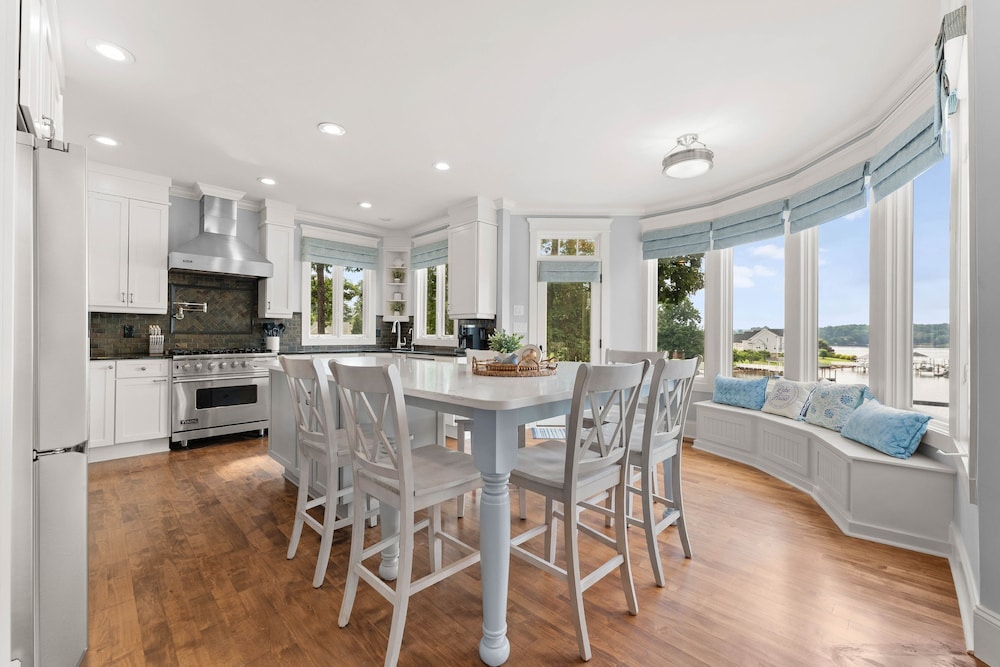 Paradise Pointe by Avantstay Lakefront Views Playset