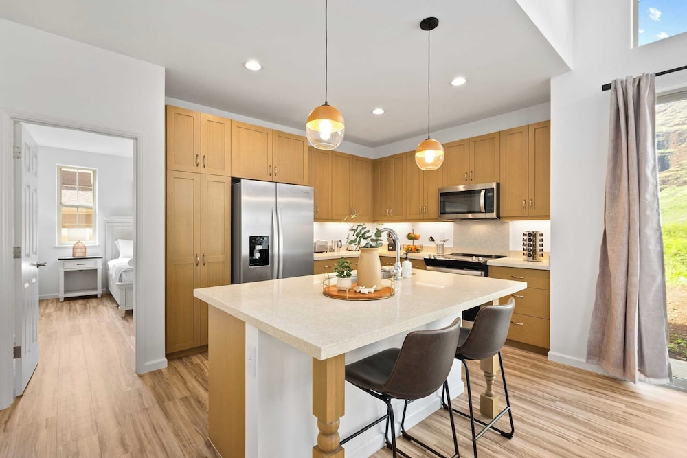 Sleeps 16, 2 Homes Ocean Views, Shared Pool + Gym, Near the Beach Avantstay