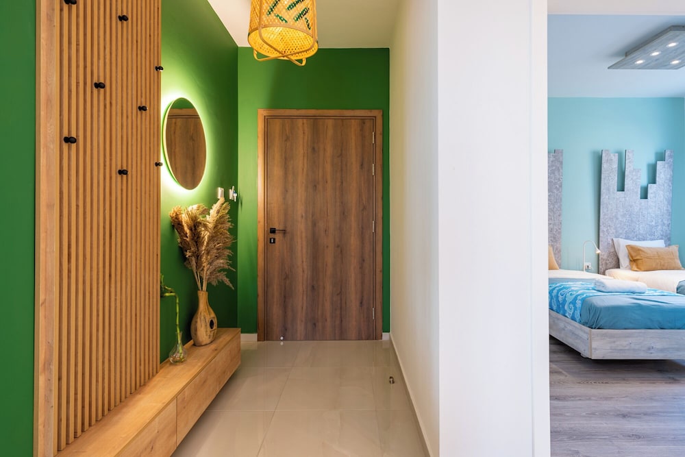 Beachcomber 2-BR Apartment in Larnaca