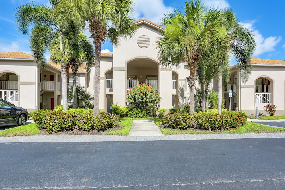 Lake View & Screened Balcony: Estero Getaway!
