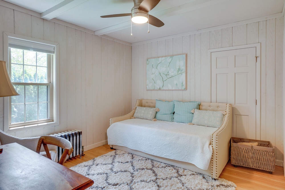 Walkable Thiensville Retreat Near Hiking! view 5