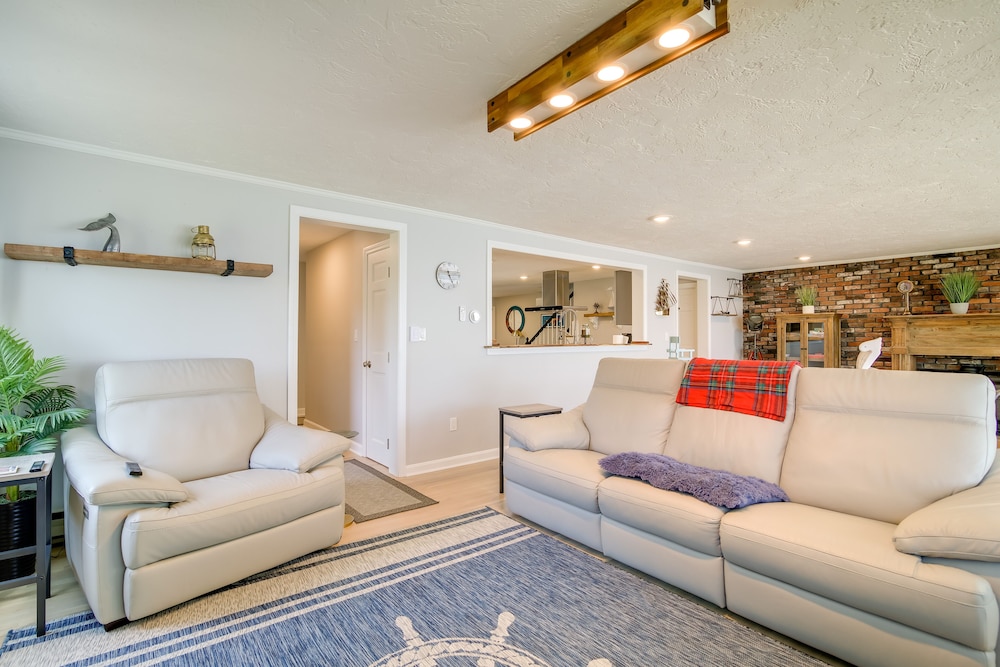 Bayfront Home w/ Deck - 4 Mi to Downtown Plymouth!