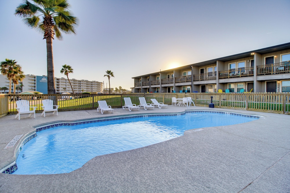 Steps to Sand: Breezy Port Aransas Condo!