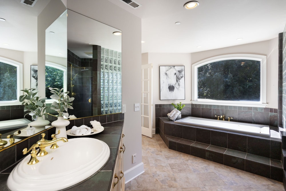 Cascadia Family Mansion Hot Tub Game Room Gym