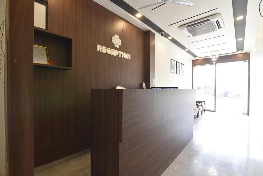 Lobby & Reception
