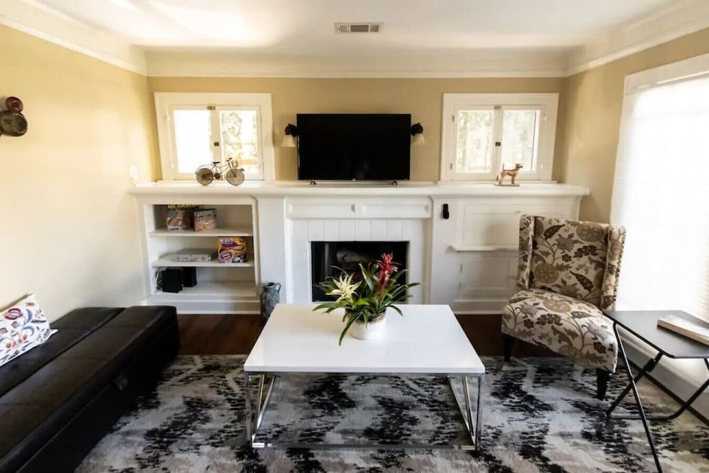 Updated 2BR House in Glendale With Private Fenced Yard Parking p2