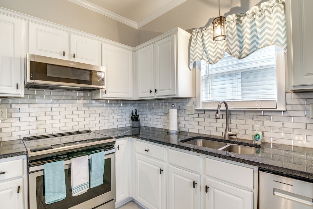 3 Mi to Dtwn Memphis: Charming Family Home!