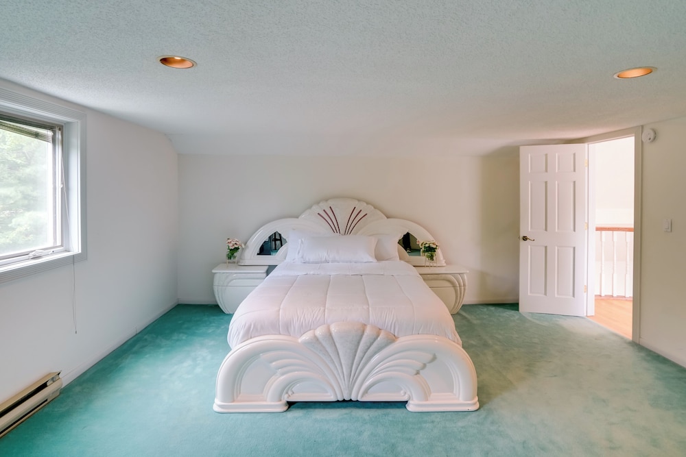 Luxury Mansion Rental w/ Rec Room in Niskayuna!