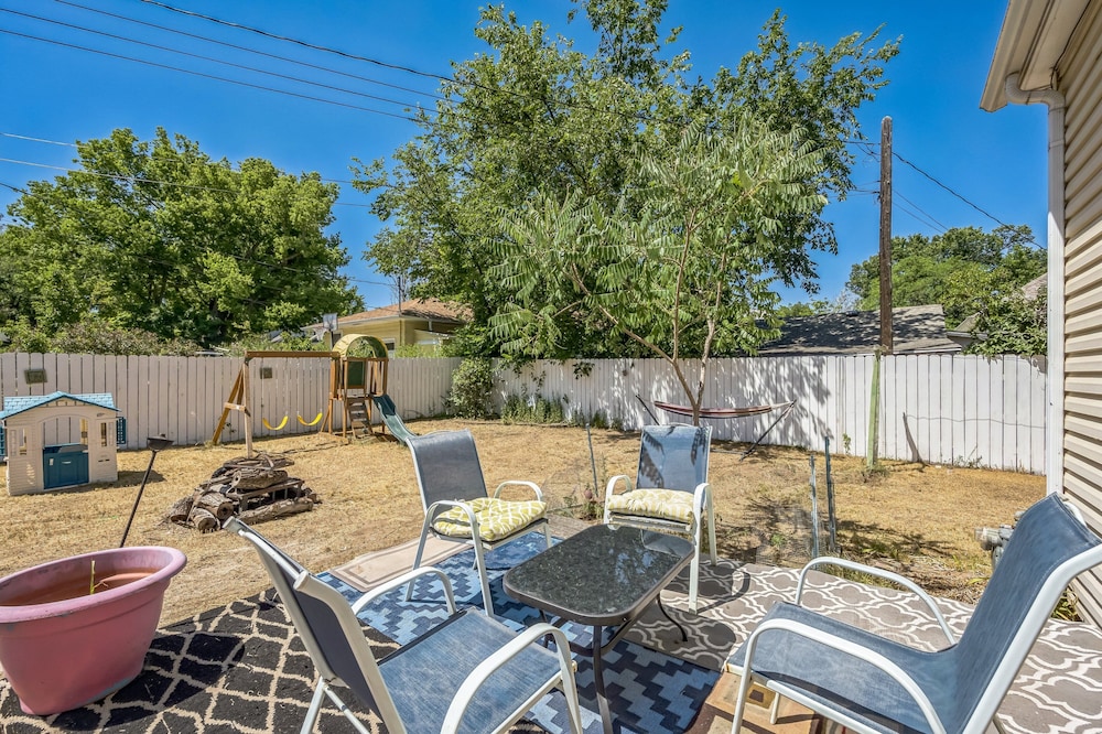 Charming Home Near Unc & Dt Greeley 5 Bedroom Home