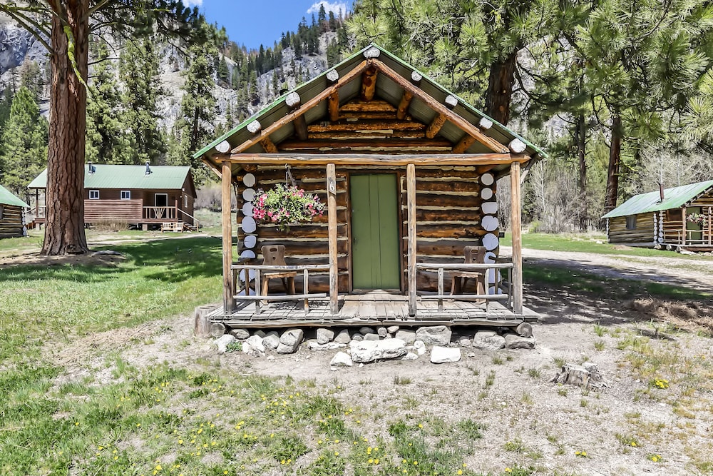 Sawtooth Lodge