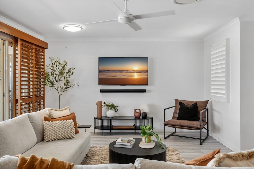 3-bed Haven With Balcony and Bbq, 5-min to Beach