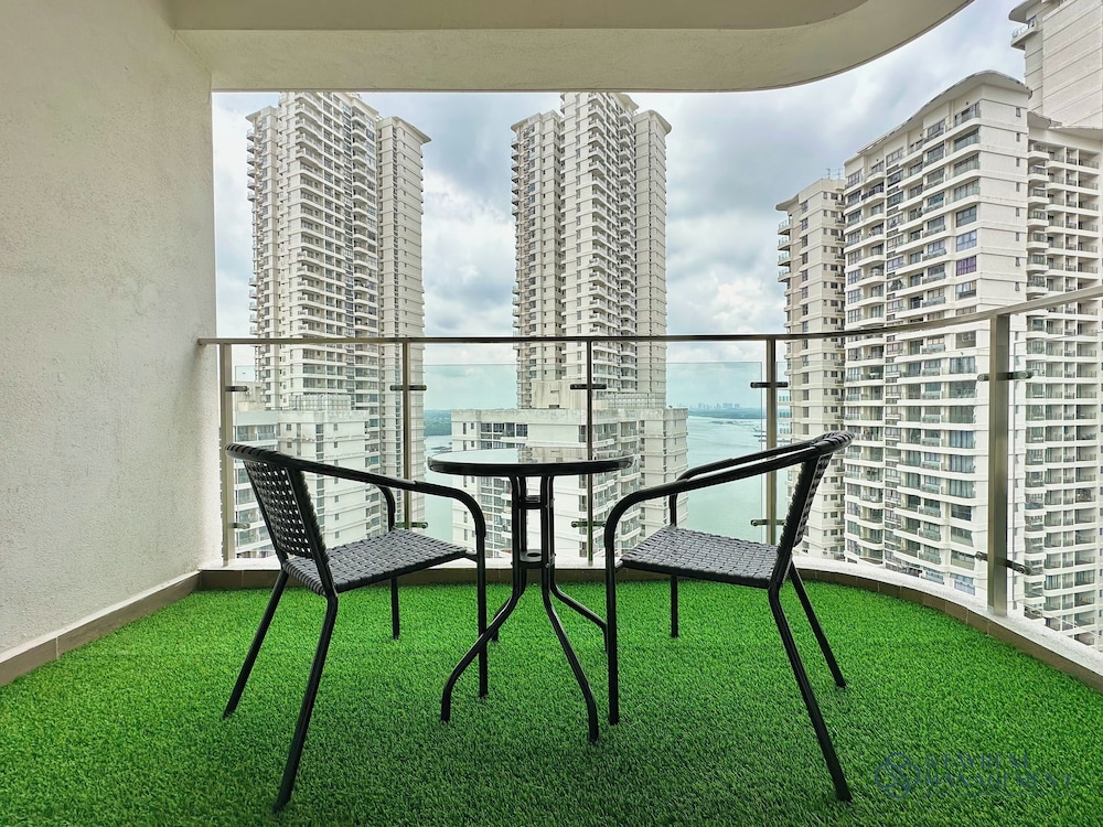 Country Garden Danga Bay Sea View Homestay by Stayrene