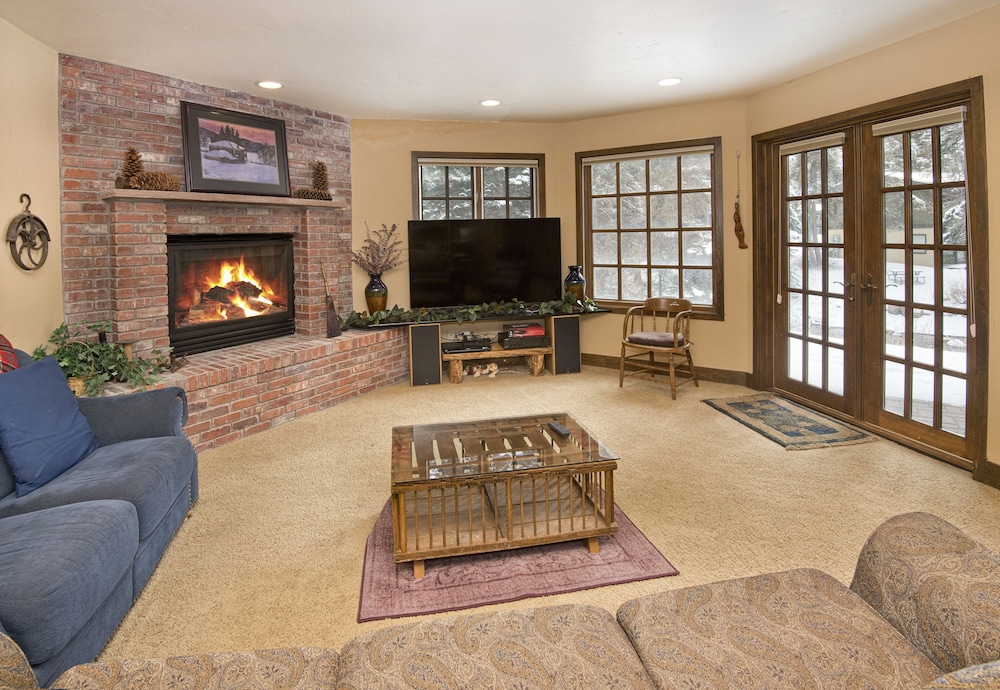 Alpine Creek #6 4 Bedroom Home by RedAwning