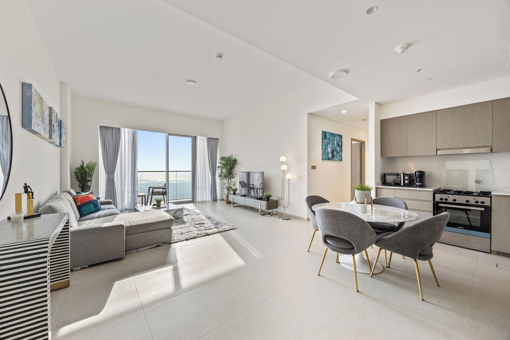 Luxury City Stay Near Mall and Pool