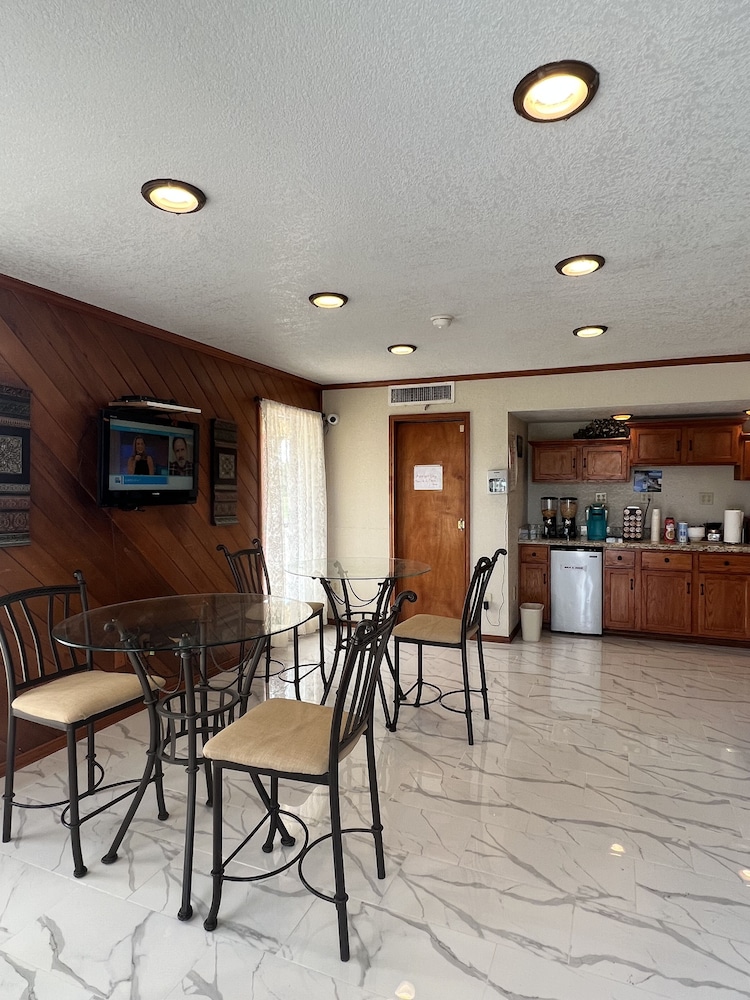 Americas Best Value Inn Edna view 2