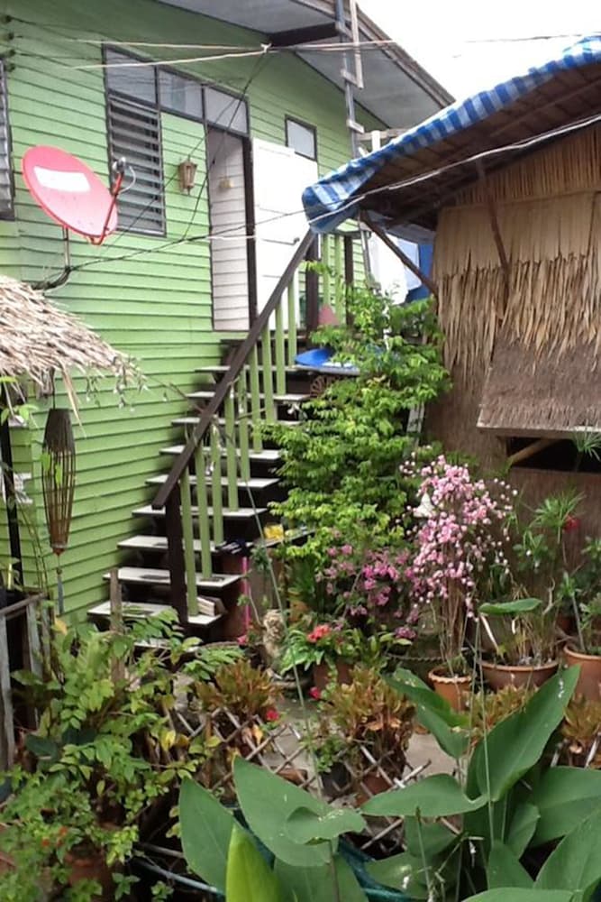 New Phiman Riverview Guesthouse - Hostel