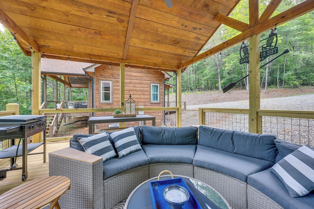 Hot Tub & Deck: Riverfront Mccaysville Cabin!