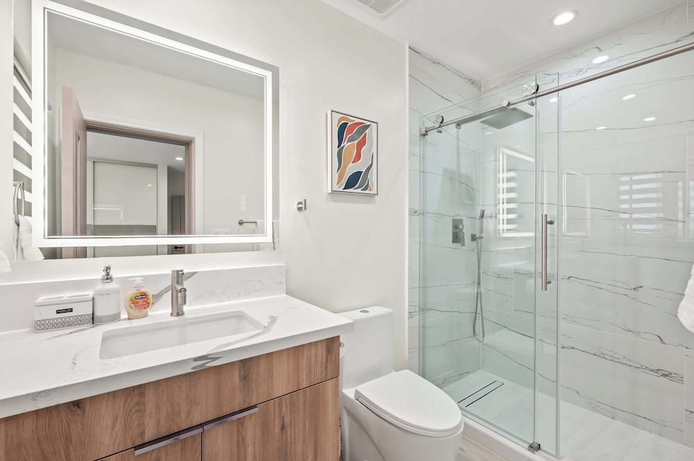 Modern New 3B Home Fully Stocked Cozy Sunlight