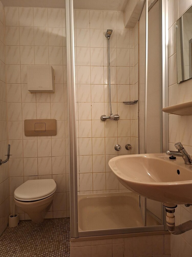 2-Rent Group Hostel Rooms AUB162